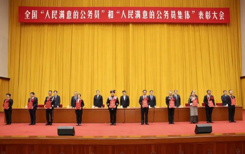 中译英|人民满意的公务员、跨海高铁、电力装备绿色低碳发展、网络文明