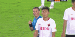 主裁判克拉滕伯格怎么那么生气，耳机都扔掉了？